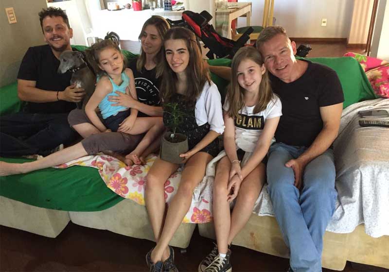 Pais de Anny e padrasto de Júlia (no centro com a planta) - Foto: Roberta Nunes/SNB||Foto: Pixabay|