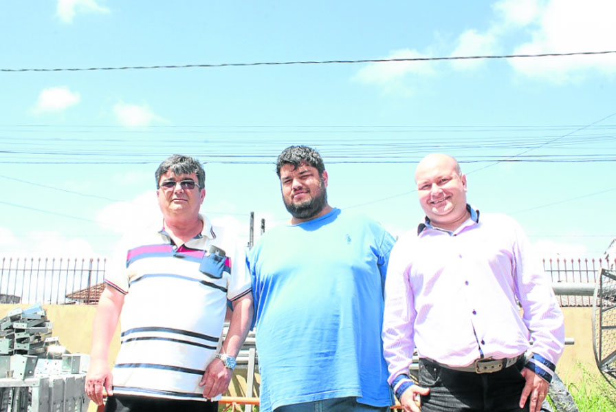 Juliano entre os novos patrões Adair e André Foto: Fernando Lopes