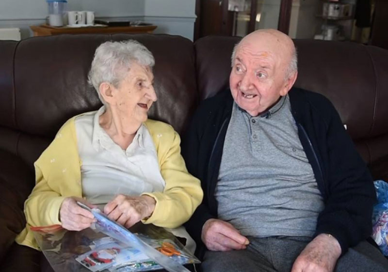 Mãe e filho - Foto: Reprodução do vídeo 'Mom 98 Moves into Care Home to Look After her 80 Year Old Son'/Youtube/TheJewishSongs