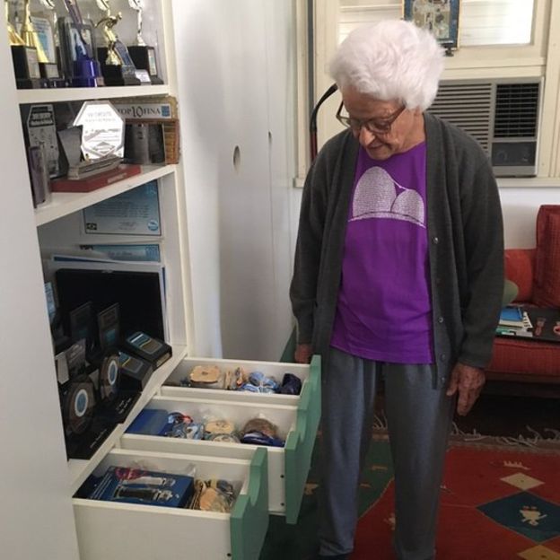 Nora mostra troféus e medalhas - Foto: BBC