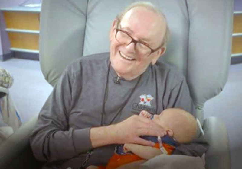 David Deutchman com um dos bebês - Foto: reprodução / Facebook|