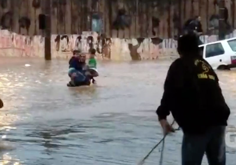 Anderson salvando as duas crianças - Foto: reprodução / G1||