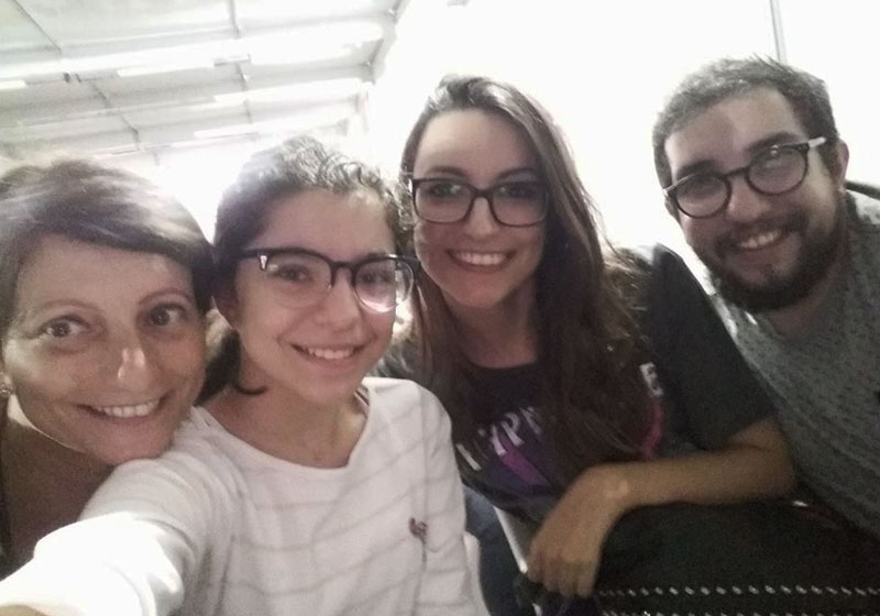 Duda e a mãe entre os escritores Pam Gonçalves e Vitor Martins 