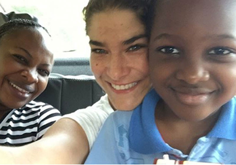 Priscila Fantin com refugiados - Foto: reprodução / Instagram