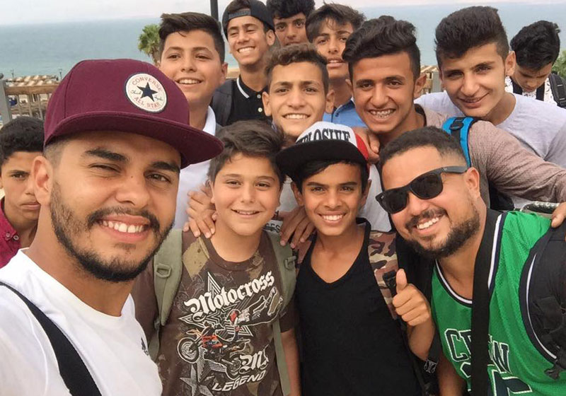 Rafael Teixeira (de boné), coordenador do projeto, jogadores mirins e Fabrício Carioca (de óculos escuros), voluntário do projeto e missionário. Foto: Projeto de Futebol Tocar