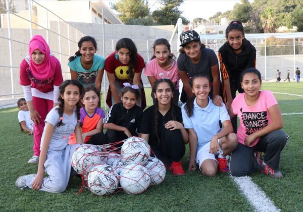 Uma das equipes femininas do Projeto de Futebol Tocar