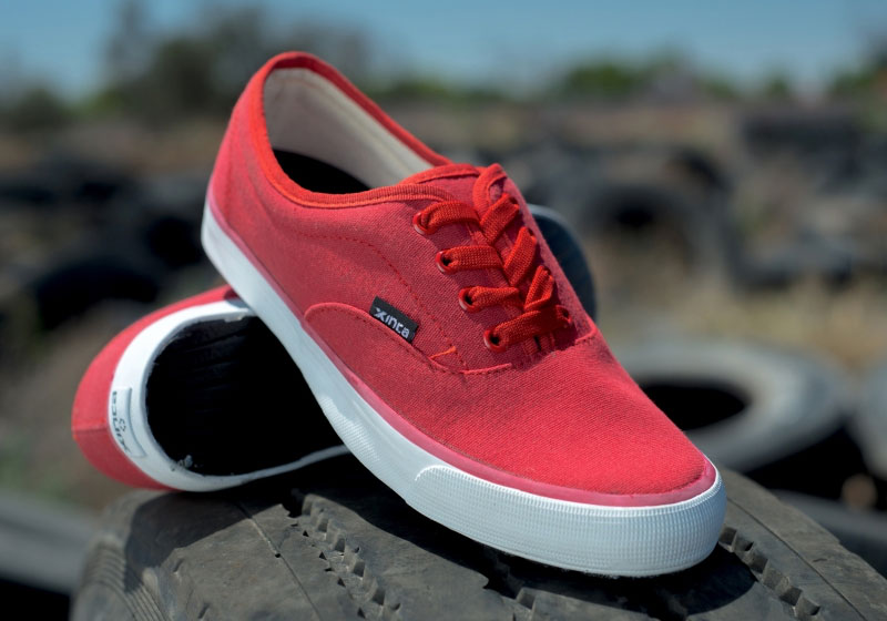 |Alejandro Malgor com os pneus que usa para fazer sapatos / Foto: Xinca