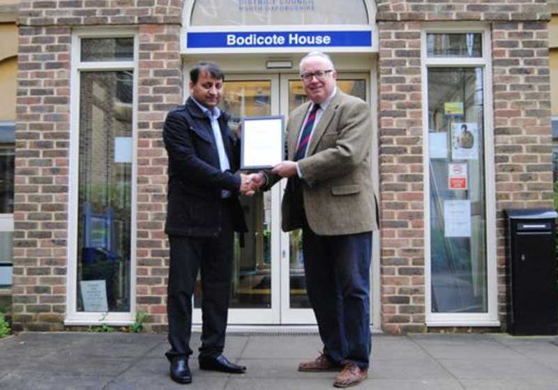 Satbir Arora (esq) - Foto: Cherwell District Council