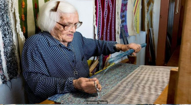 A tecelã Ioanna Proiou, de 105 anos Foto: Marissa Tejada/BBC