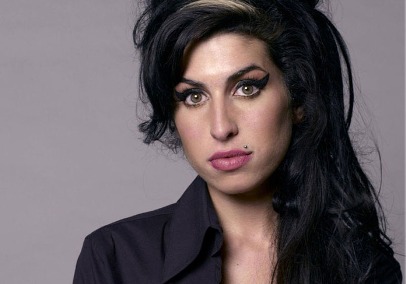 Amy Winehouse, eleita a melhor cantora do século 21 pela The Times, morreu em julho de 2011 aos 27 anos - Foto: reprodução