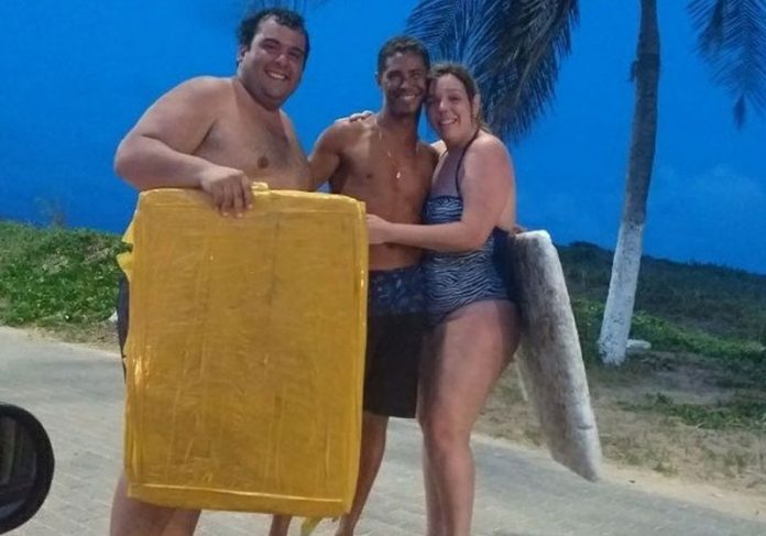 barraqueiro_praia João e as tampas salvadoras com o casal de turistas Foto: Corpo de Bombeiros/Divulgação