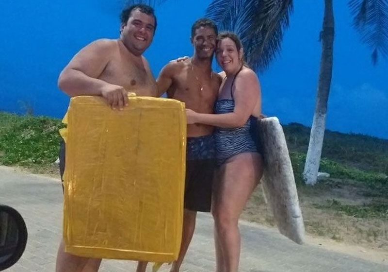 João e as tampas salvadoras com o casal de turistas Foto: Corpo de Bombeiros/Divulgação