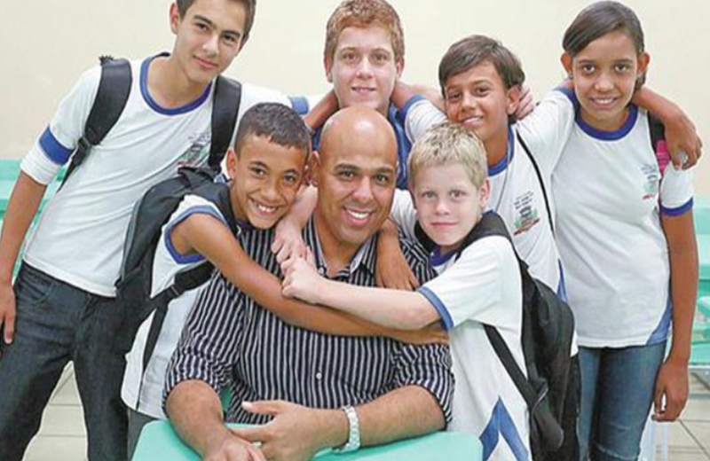 Professor Diego com alunos - Foto: RPA