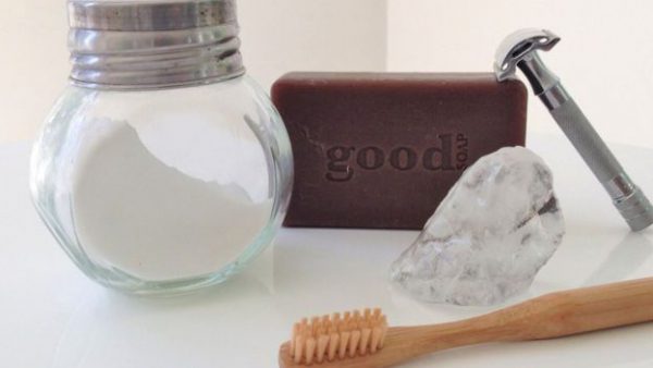 Sabão em barra, bicarbonato para escovar os dentes, pedra de alúmen como desodorante, escova de dentes de bambu e barbeador de metal - Foto: Arquivo Pessoal