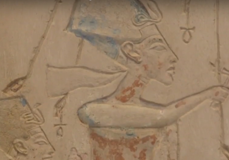 Foto: Reprodução YouTube|O busto da Rainha Nefertitit com o professor Josh Gates Foot: Reprodução Travel Channel|Nefertiti recriada em 3D
