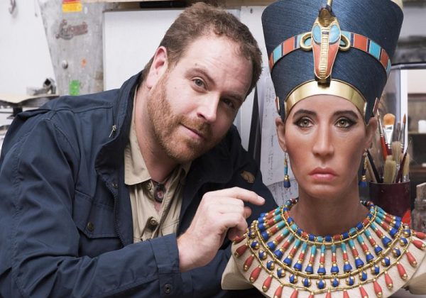 O busto da Rainha Nefertitit com o professor Josh Gates Foot: Reprodução Travel Channel