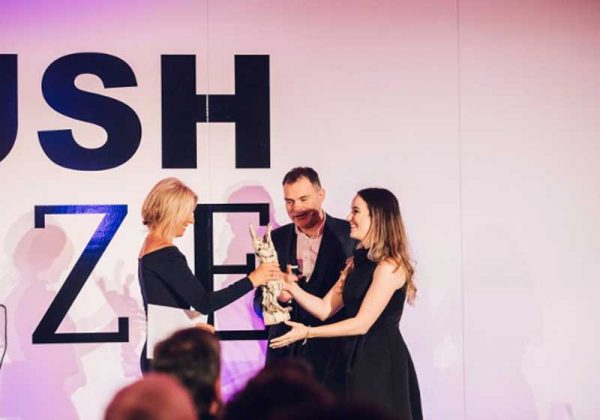 Carolina foi uma dos cinco vencedores do prêmio Jovem Pesquisador, 