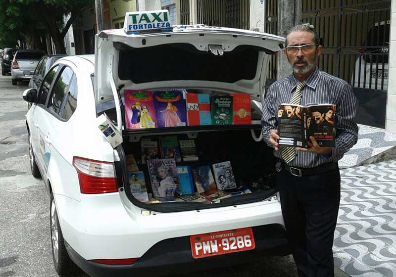 Carlos Careca e o BiblioTáxi - Foto: arquivo pessoal