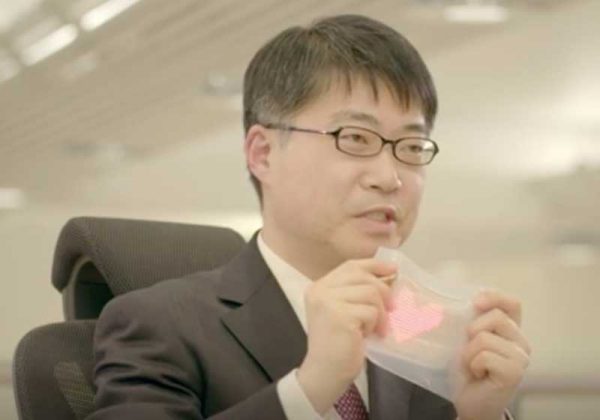 O Professor Takao Someya da Universidade de Tóquio com a e-skin