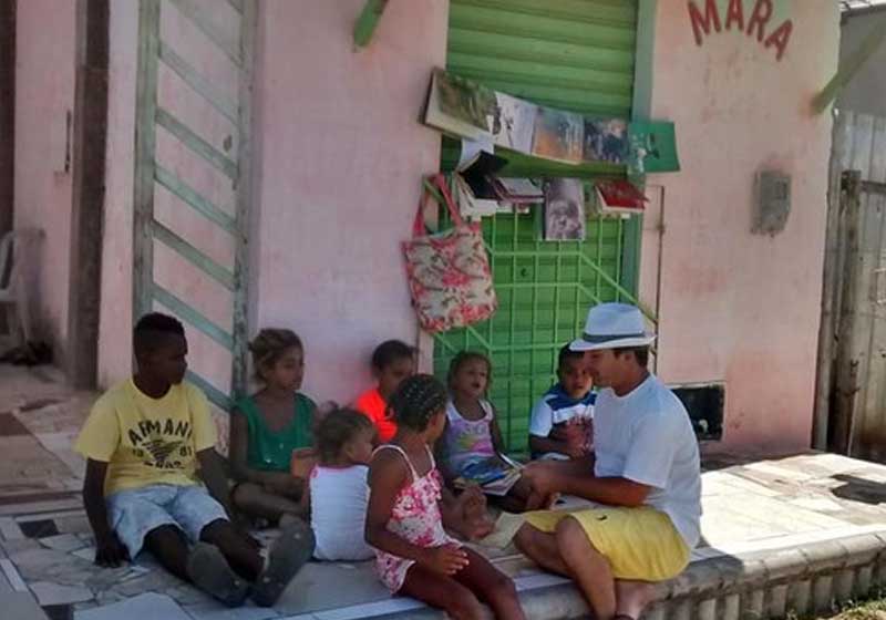 O professor dá aulas na calçada de casa Foto: Mara Lúcia de Paula|