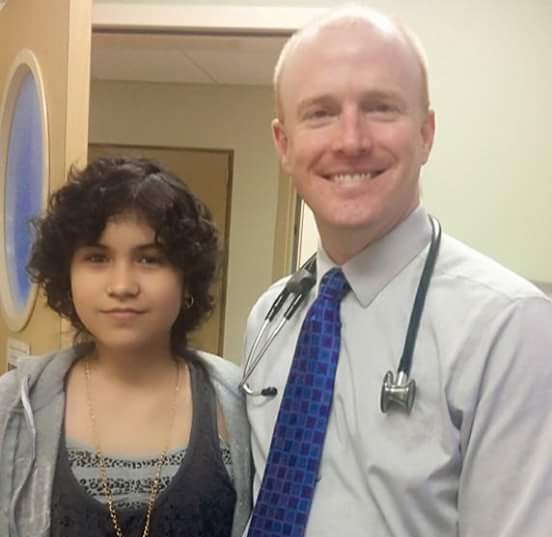 Briana Ayala e o Dr. Ted Laetsch - Foto: UTSouthWestern Medical Center