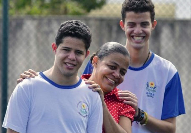 Os irmãos e alunos da Apae Samuel dos Santos Martins, 22, e Bruno dos Santos Martins, 25. Os novos universitários brasileiros! Foto: divulgação
