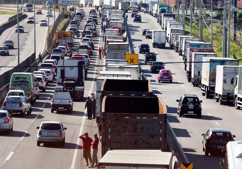 Protesto de caminhoneiros na BR 101 em Itaboraí/RJ - Foto: Fernando Frazão / Ag.Brasil