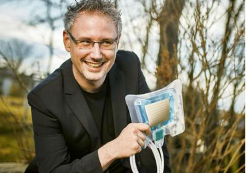 Carsten Mahrenholz e o adesivo de plasma/Foto: Divulgação