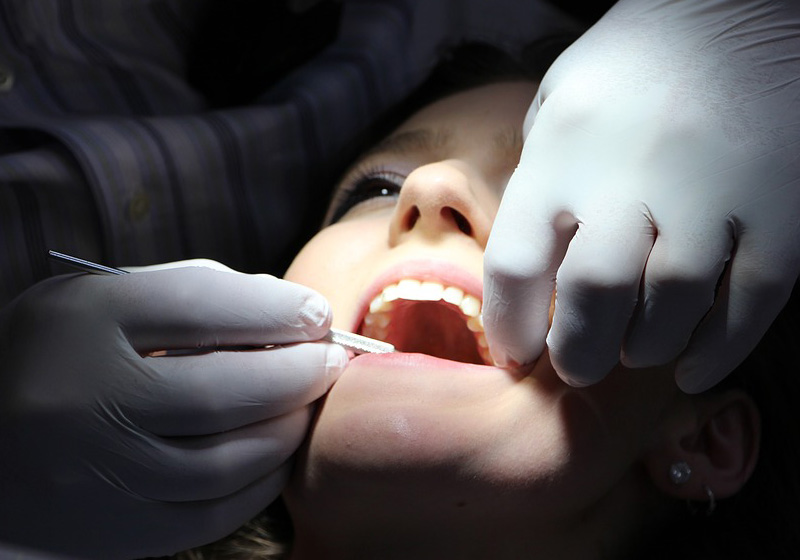 Foto: Pixabay|Comparativo entre a estrutura do material artificial (embaixo) e do esmalte dos dentes (em cima). Imagemm: Sherif Elsharkawy