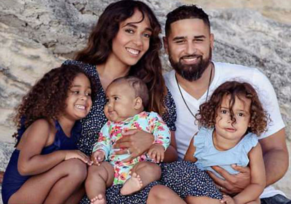 Mr Daniels com a esposa Kim e as três filhas: Gaida, Suri e Bella