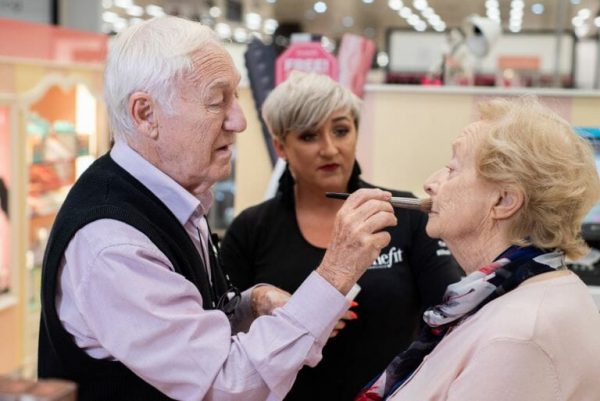 Des maquiando Mona - Foto: Caters News Agency