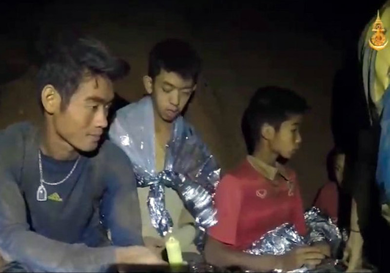 Ake e dois garotos na gruta - Foto: reprodução|