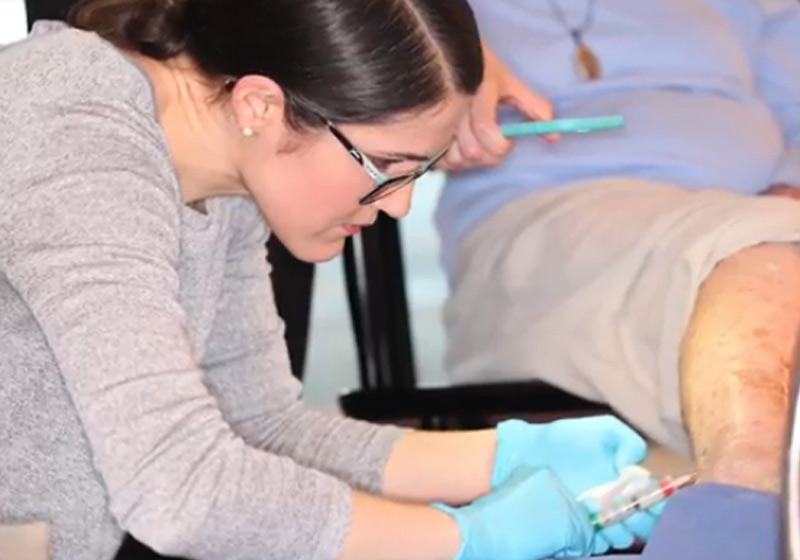 Dra. Anna Nichols aplica vacina - Foto: reprodução / UM