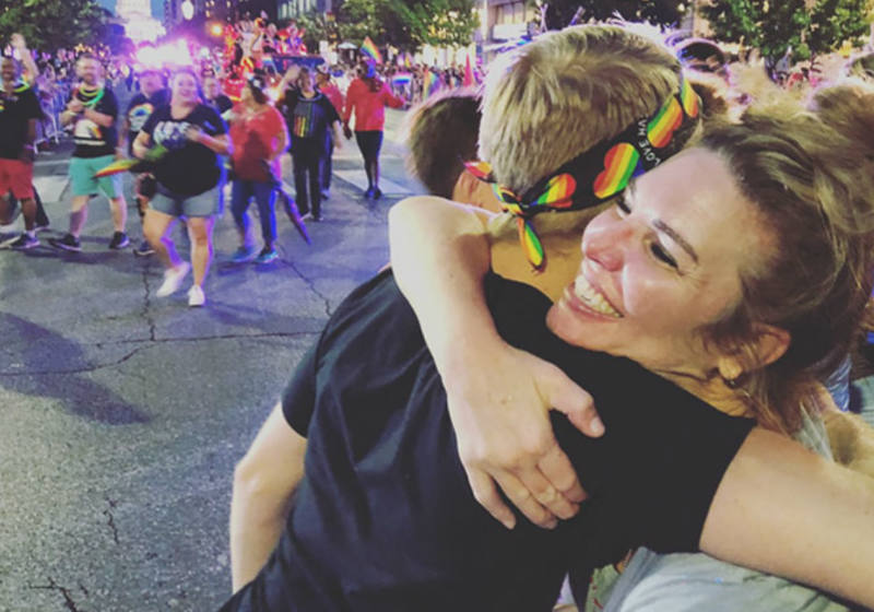 Jen dá abraços grátis Foto: Reprodução Instagram|Foto: Reprodução Instagram|Foto: Reprodução Instagram