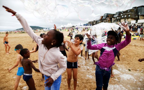 Crianças na praia de Cabourg/França - Foto: Charly Triballeau/AFP