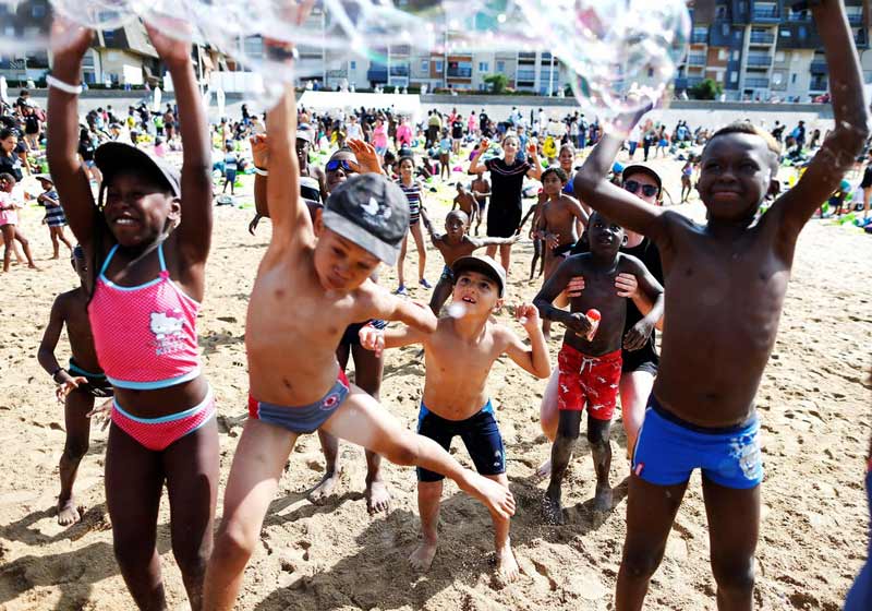 Crianças na praia de Cabourg/França - Foto: Charly Triballeau/AFP|
