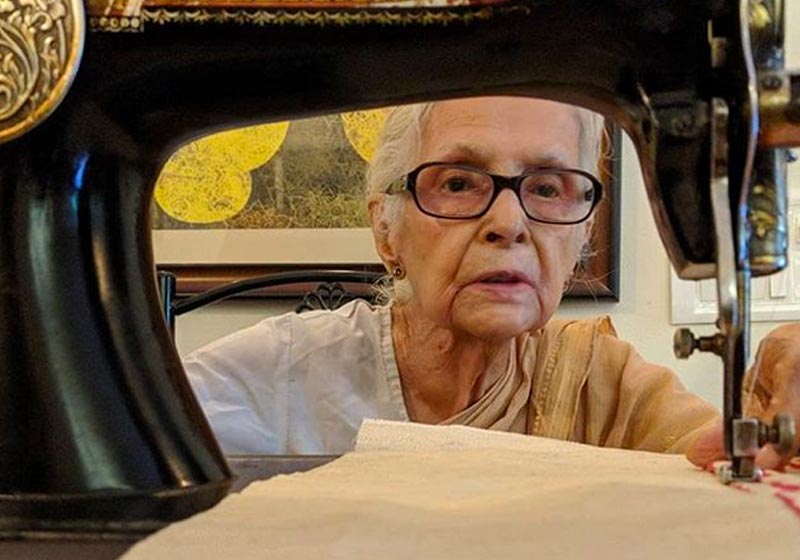 Vovó Latika costurando - Foto: Latika’s Bags.|||