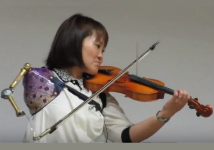 ito_violino1|ito_enfermagem2|ito_enfermagem|ito_violino2|ito_atividades|ito_medalha Foto: Reprodução YouTube||Fotos: Facebook Ito Shinbo|||