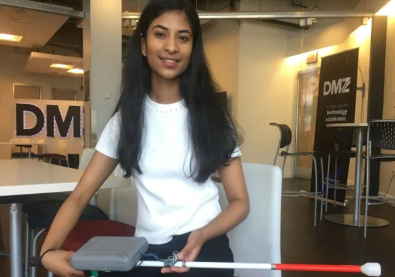 Foto: Nick Boisvert/CBC|Um sensor ultrassônico emite ondas sonoras para medir a distância de objetos potencialmente perigosos. A bengala vibra para alertar seu usuário. Foto: Nick Boisvert / CBC