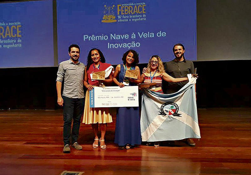 Francielly (centro) venceu 9 prêmios em Feira de Ciências e Tecnologia de São Paulo Foto: Arquivo Pessoal