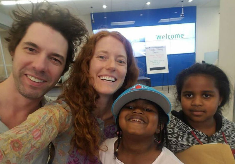 Natasha e o marido com Rubaa e Rafaa Foto: Arquivo Pessoal|A família de refugiados recebendo boas vindas no Aeroporto Foto: Arquivo Pessoal