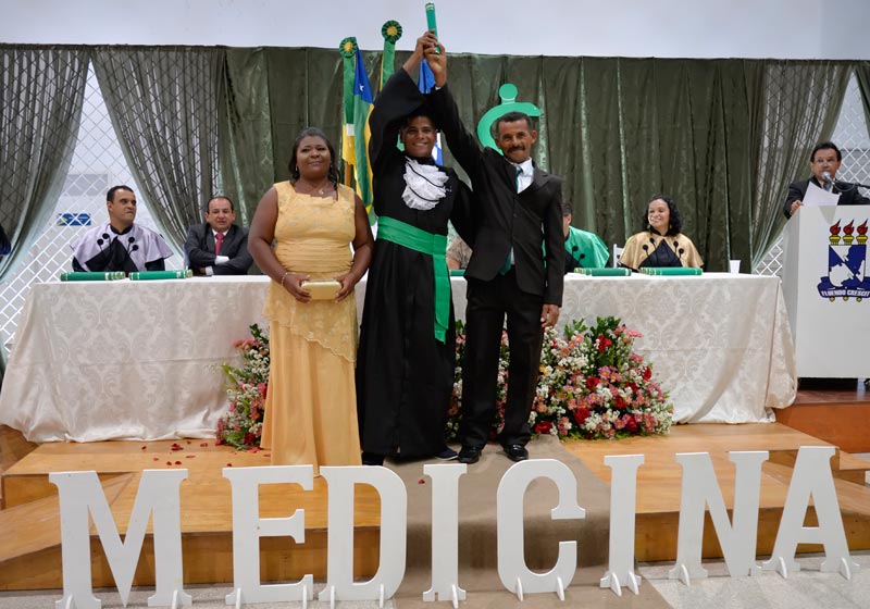 João com os pais na formatura - Foto: SEED|