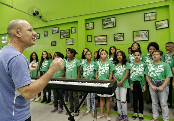 O maestro João com seus alunos - Foto: Leo Lara/FCA