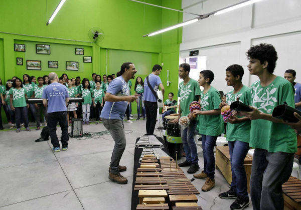 O maestro João com seus alunos Foto: Leo Lara/FCA