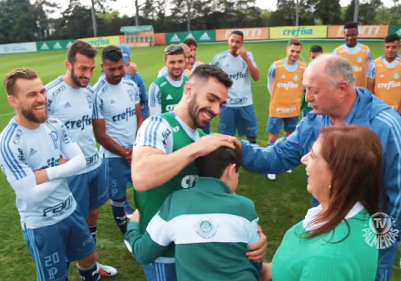Nickollas com o time do Palmeiras - Foto: reprodução / TV Palmeiras|