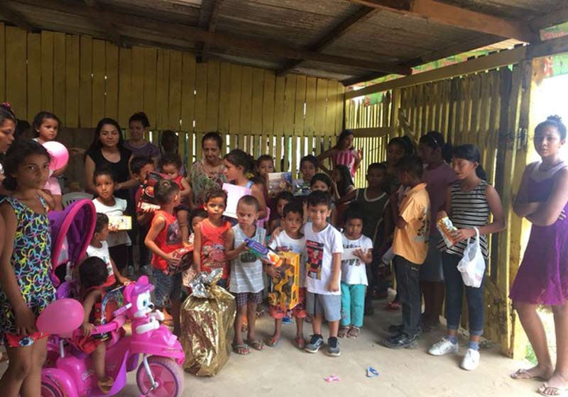 Benício entrega os brinquedos - Foto: Sara Braga/Arquivo pessoal|