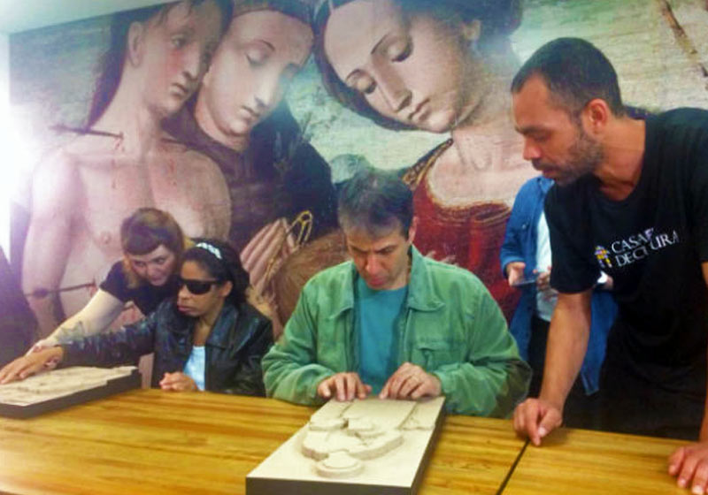 O professor Flávio Oliveira sentindo obra em 3D - Foto: Andréa Fassina/SNB|Foto: Leo Lara/FCA|Foto: Léo Lara/FCA|Foto: Léo Lara/FCA||||Fotos: Léo Lara/FCA||||O professor Flávio Oliveira sentindo pela primeira vez a obra Foto: SNB|O professor Flávio Oliveira sentindo pela primeira vez a obra Foto: SNB|Celso Morassi