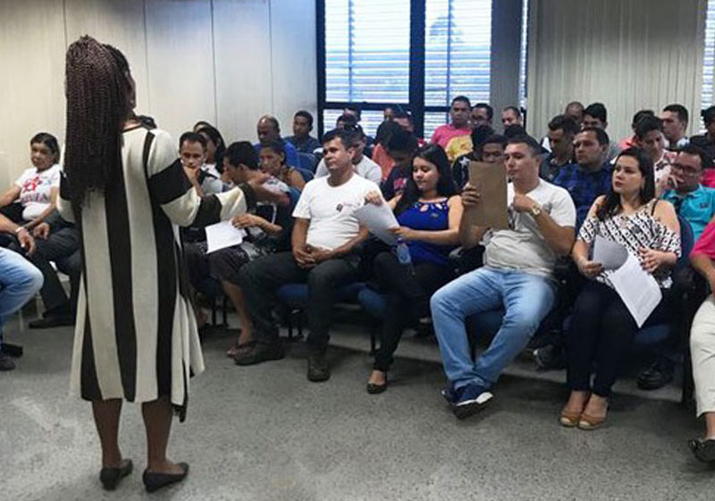 Natalha dando aula aos agressores - Foto: TJDFT/divulgação|