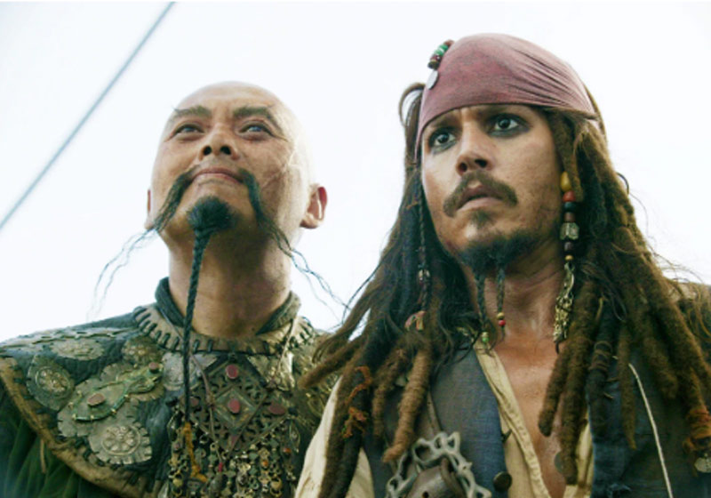 Chow Yun-fat e Johnny Depp em Piratas do Caribe - Foto: Peter Mountain|