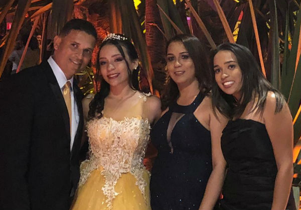 A debutante Bruna com os pais e a irmã Foto SNB